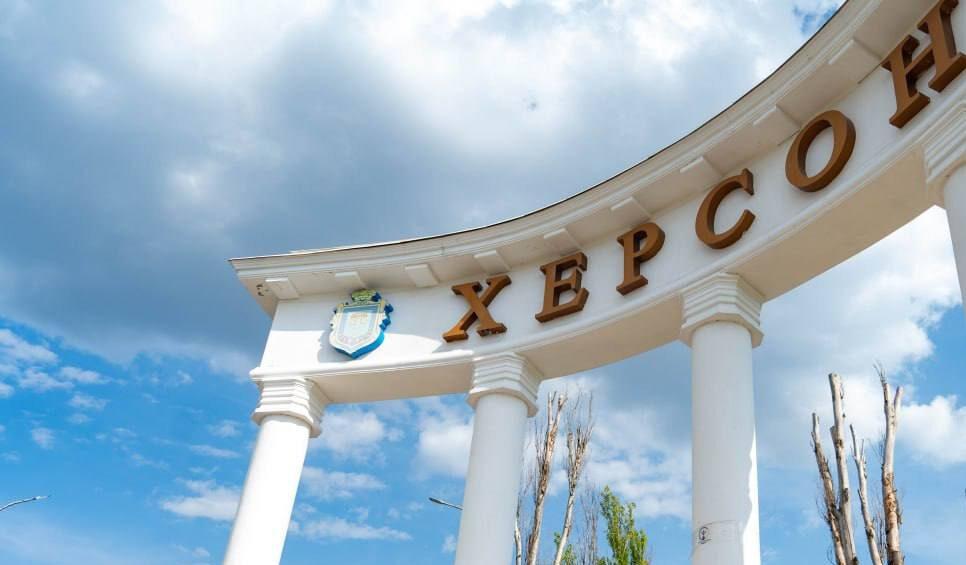 Російська армія обстріляла житловий квартал Херсона: серед поранених є підліток