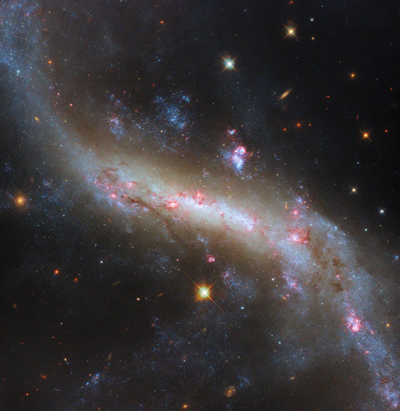 Hubble зробив яскраву світлину у центрі сузір'я Діви