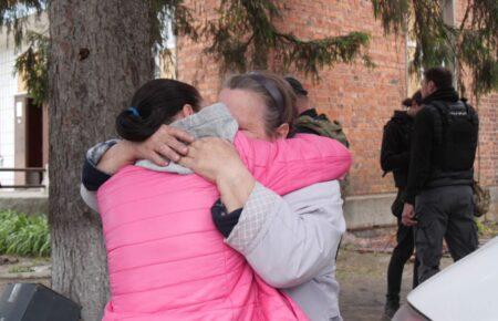 «Каже, Вовчанськ розташований у низині, і російський танк зверху розстрілює будинок за будинком» — журналістка про розмову з евакуйованими