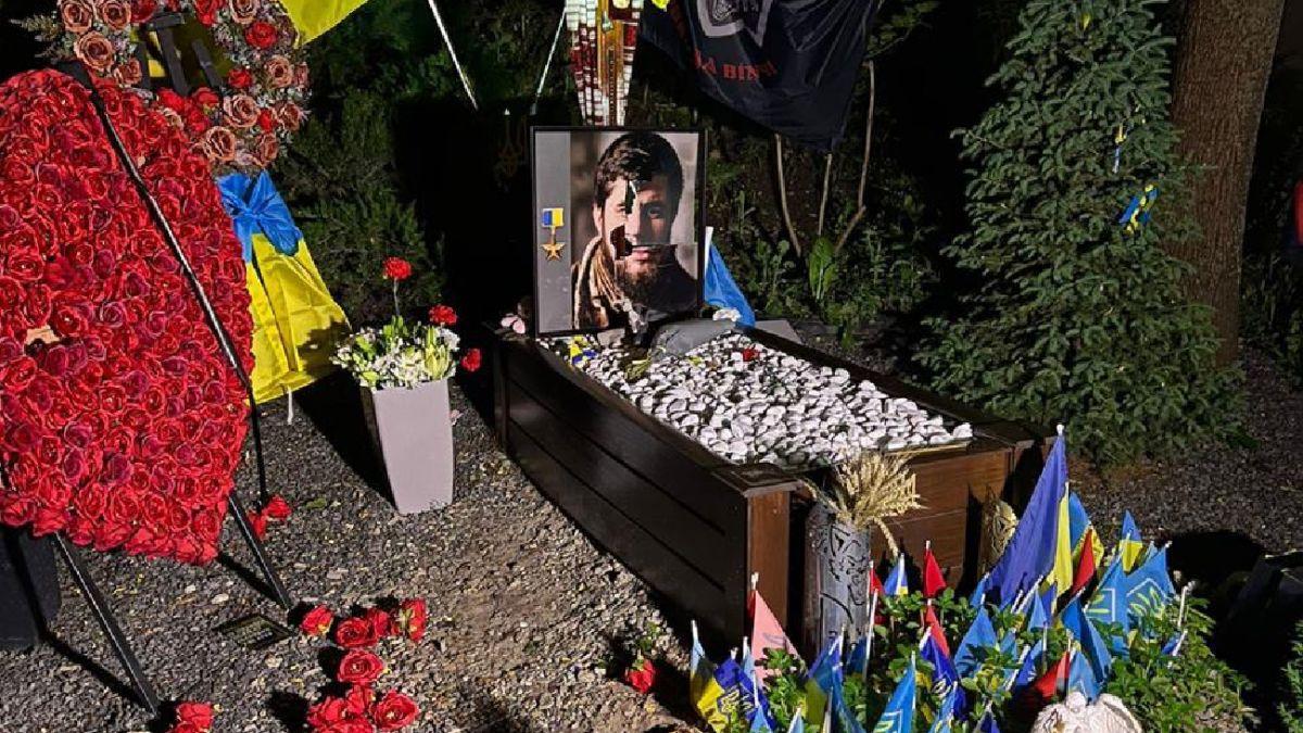 Підозрюваній у нарузі над могилами військових загрожує до 7 років позбавлення волі — поліція Києва