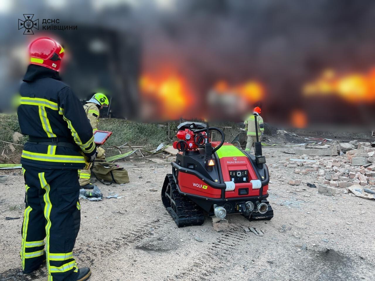На Київщині внаслідок нічної повітряної атаки горить промисловий об'єкт (ФОТО)