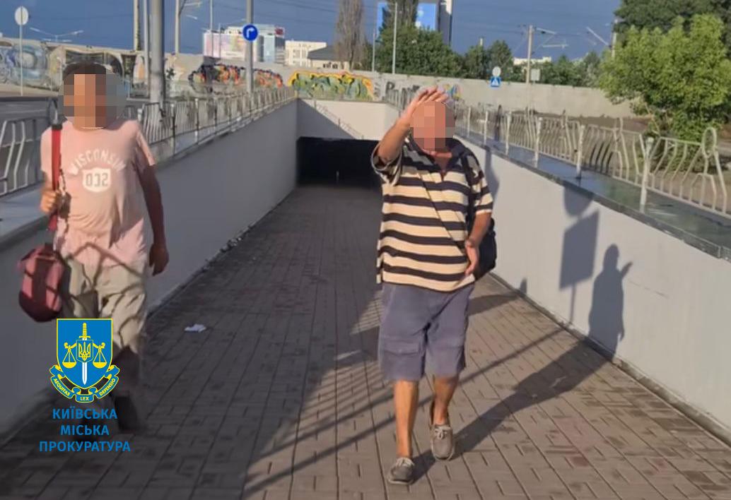 У Києві двоє літніх чоловіків напали на волонтерку через українську мову (ФОТО, ВІДЕО)