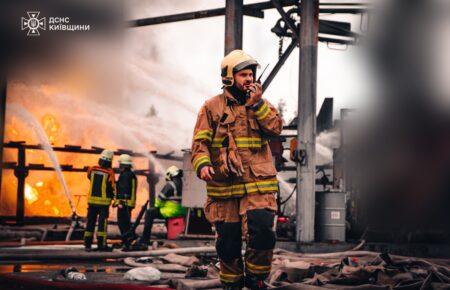На Київщині третю добу триває ліквідація пожежі на промисловому об'єкті (ФОТО)