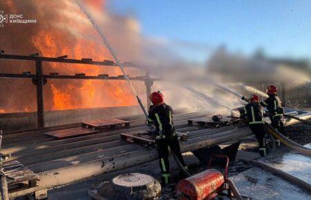 На Київщині продовжують гасити пожежу, що виникла внаслідок російської атаки