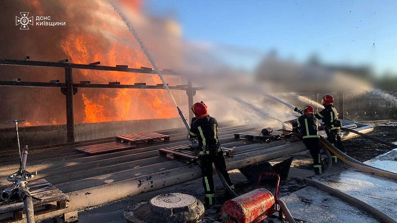 На Київщині продовжують гасити пожежу, що виникла внаслідок російської атаки