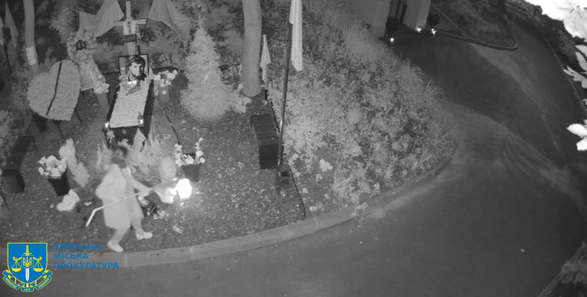 Наруга над могилами українських воїнів: затриманій жінці призначать судово-психіатричну експертизу