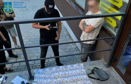 Двоє мешканців Черкащини вимагали 5 млн грн від сина загиблого воїна ЗСУ