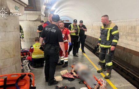 Рятувальники дістали тіло жінки з-під потяга метро в Києві