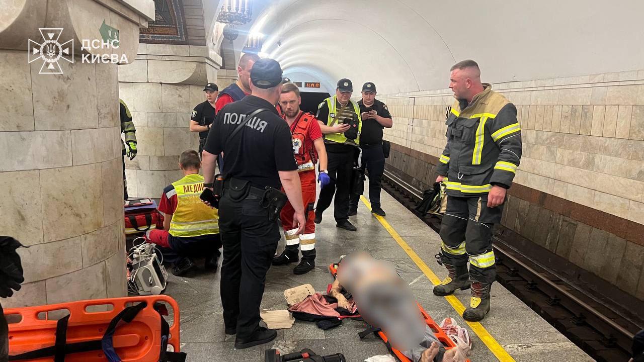 Рятувальники дістали тіло жінки з-під потяга метро в Києві