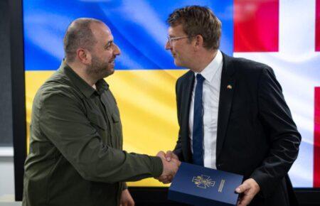 Україна та Данія підписали меморандум щодо закупівлі техніки та озброєння в українських виробників