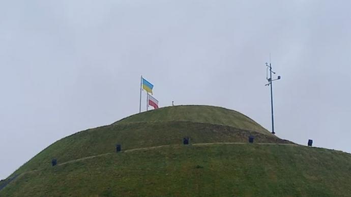 На курган Костюшка у Кракові повернули прапор України, який зняв одіозний депутат