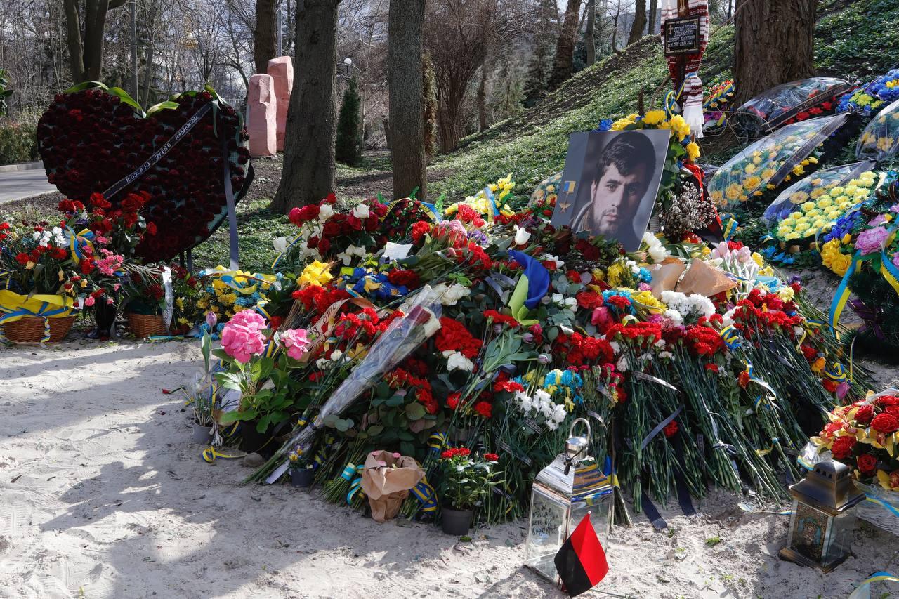 У Києві невідомі понівечили могили Да Вінчі, Джуса та Петриченка (ВІДЕО)