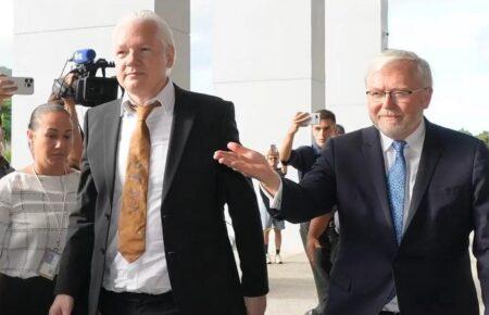 Справу засновника WikiLeaks Ассанжа завершено, він вийшов із зали суду вільним