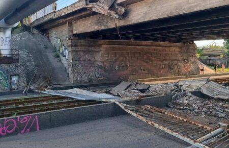 У Києві частково обвалився Повітрофлотський шляхопровід, рух перекрито (ФОТО)