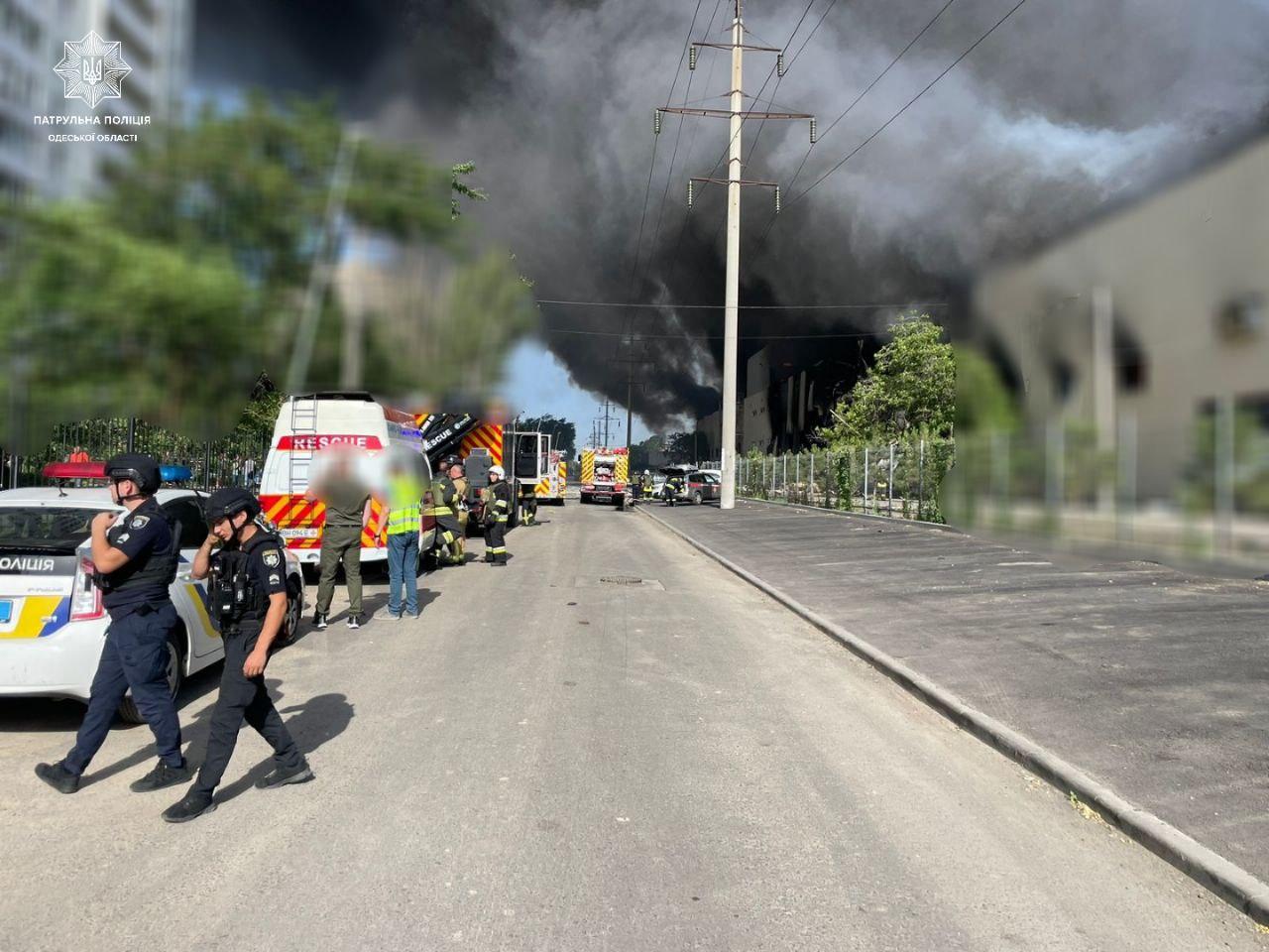 Ракетний удар по Одесі: пожежа на цивільному об'єкті триває, відомо про трьох постраждалих