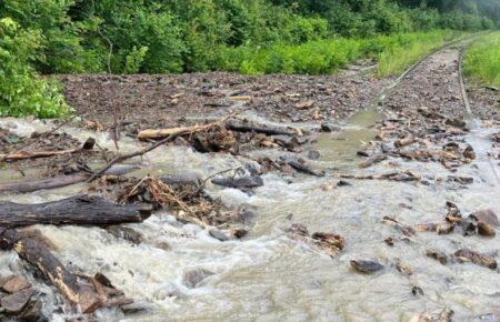 На Закарпатті через селевий потік закрили залізничний перегін (ФОТО)