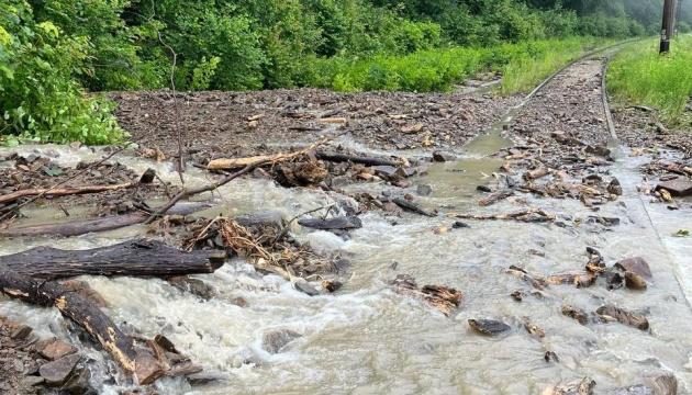 На Закарпатті через селевий потік закрили залізничний перегін (ФОТО)