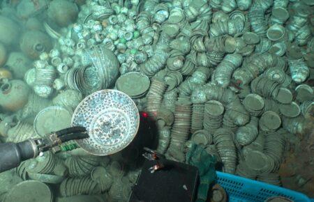 З двох затонулих кораблів у Китаї дістали понад 900 стародавніх артефактів