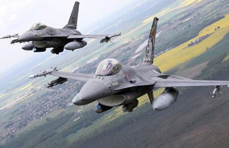 Щоб F-16 почали працювати в Україні, вони мають бути захищені — Столтенберг