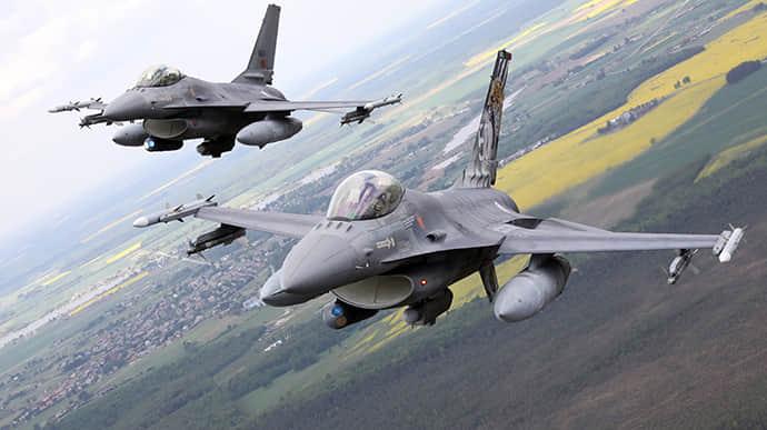Щоб F-16 почали працювати в Україні, вони мають бути захищені — Столтенберг