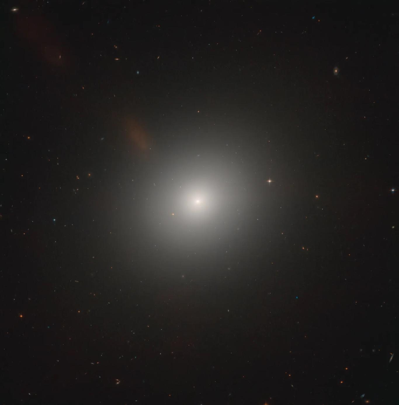 Телескоп «Хаббл» показав галактику з чорною дірою масою як 200 мільйонів сонць