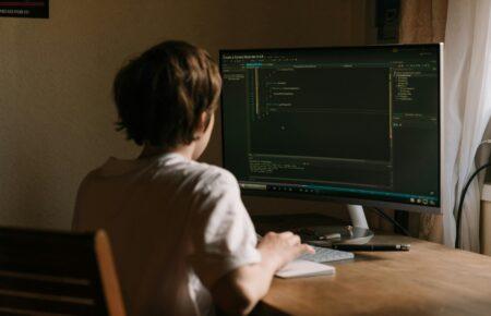 Як ворог вербує українських підлітків для вчинення диверсій: розповідає представник Кіберполіції