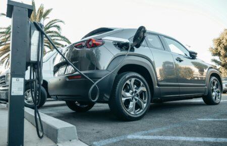 Чому українці попри відключення світла купують електрокари