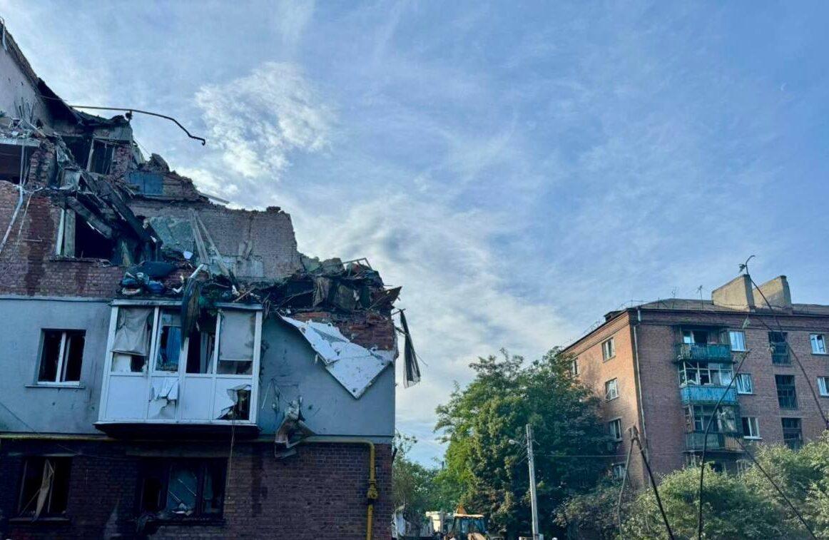 У Харкові зросла кількість загиблих після удару росіян по пʼятиповерхівці