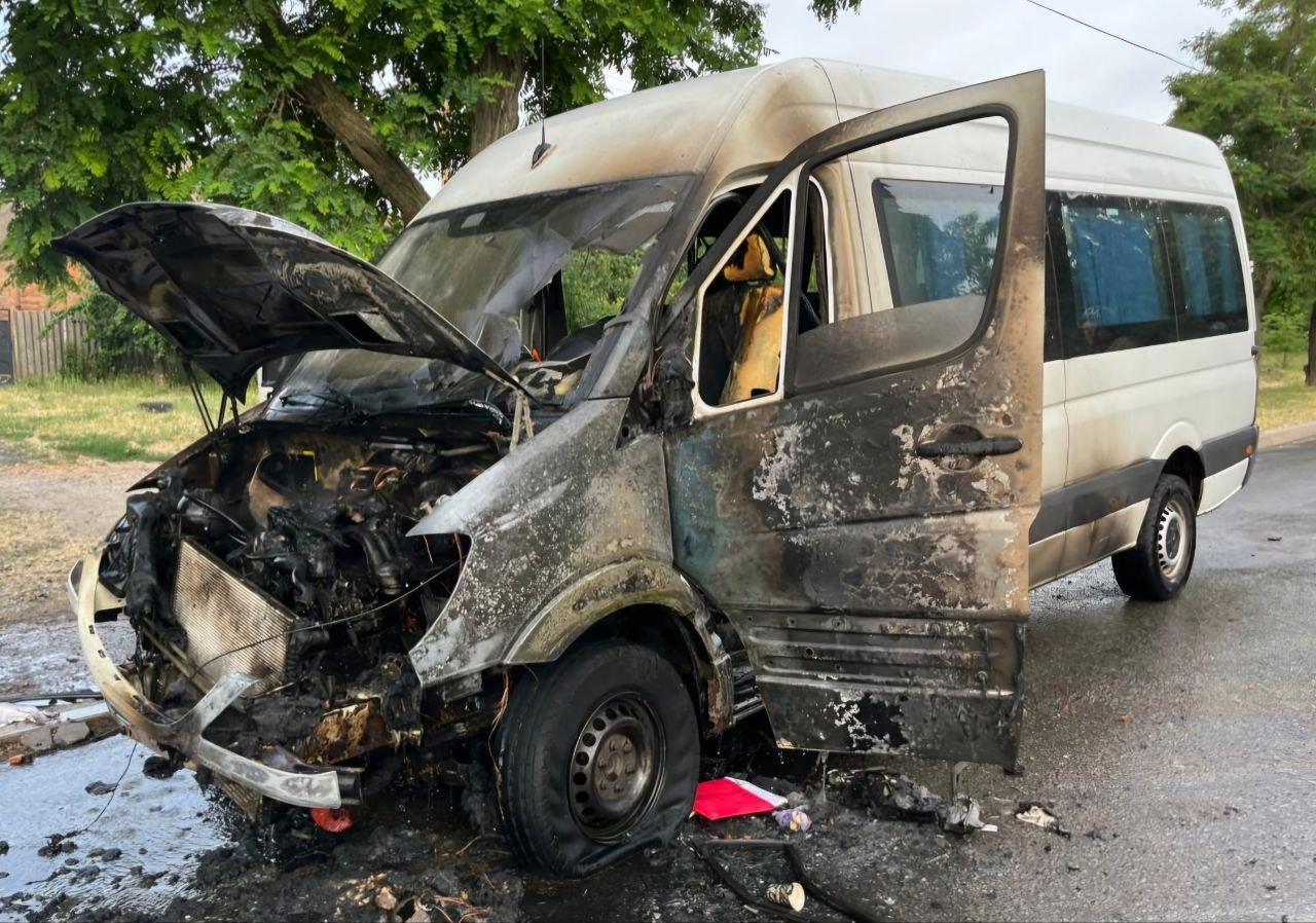 Рейсовий автобус потрапив під російський удар у Нікополі, поранені четверо людей (ФОТО)