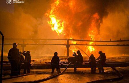 Російська атака: на Київщині триває ліквідація пожежі на промисловому підприємстві (ФОТО)
