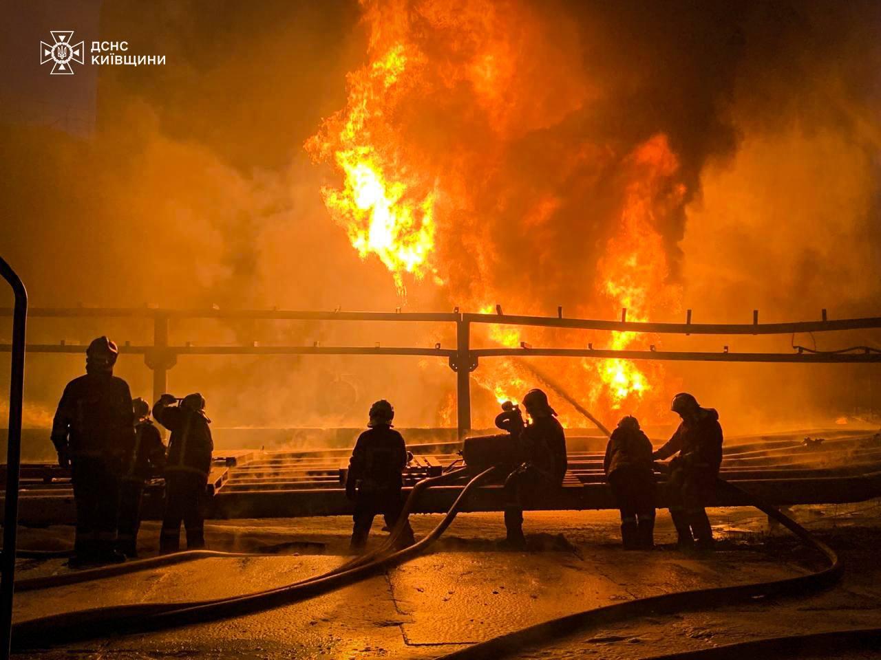Російська атака: на Київщині триває ліквідація пожежі на промисловому підприємстві (ФОТО)