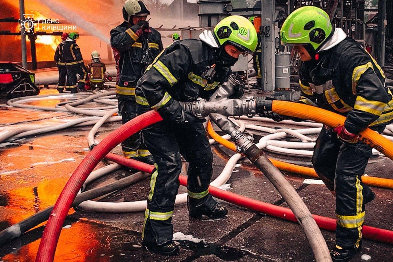 На Київщині загасили пожежу, що виникла три дні тому через атаку РФ (ФОТО)