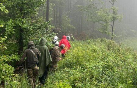 На Буковині затримали двох чоловіків, які намагалися перетнути кордон і заблукали у горах