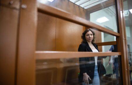 Українську біженку у Москві засудили до 12 років колонії через повітряні кулі та гімн