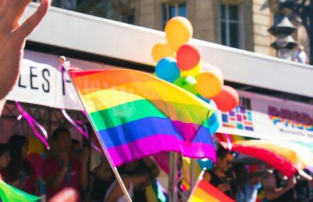 «У школах ЄС вчать, як бути геями»: що роспропаганда каже про ЛГБТК+