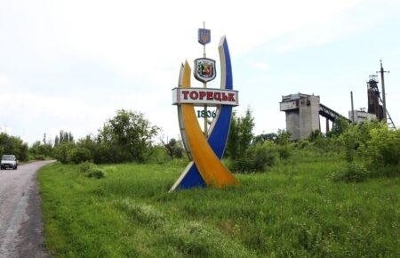 Під Торецьком росіяни атакували евакуаційне авто парамедиків поліції (ВІДЕО)