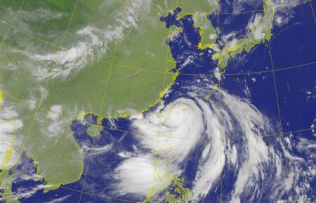 На Тайвань суне потужний тайфун — закриті підприємства, скасовані всі авіарейси