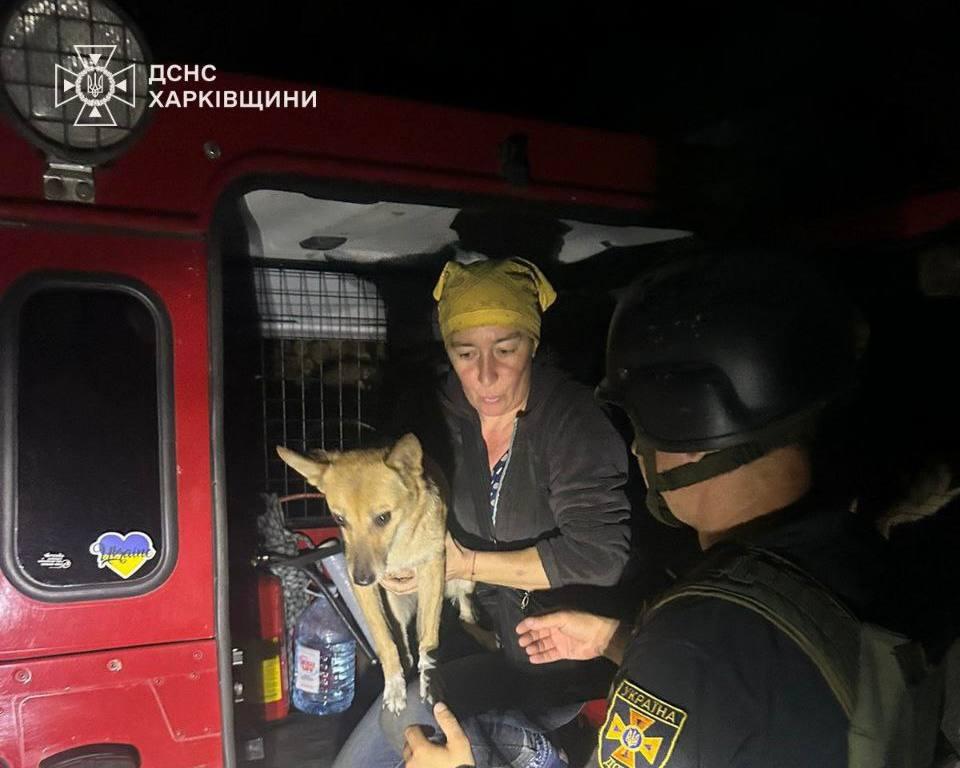 На Харківщині рятувальники евакуювали жінку з трьома домашніми улюбленцями