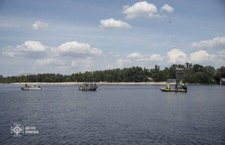 Обрив тросу на київському атракціоні: рятувальники шукають 20-річного хлопця