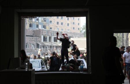 «Охматдит»: Люди побудували живий ланцюг і розбирають завали вручну — кореспондентка