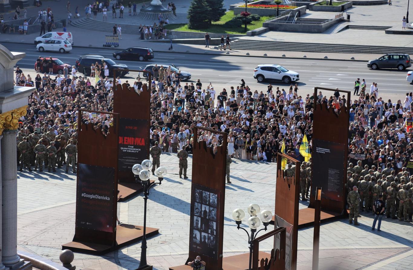 «Є така нація — нелюди»: вшанування пам'яті загиблих унаслідок російського теракту в Оленівці (фоторепортаж)