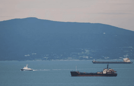 Новоросійськ у РФ атакували безпілотні катери (ВІДЕО)