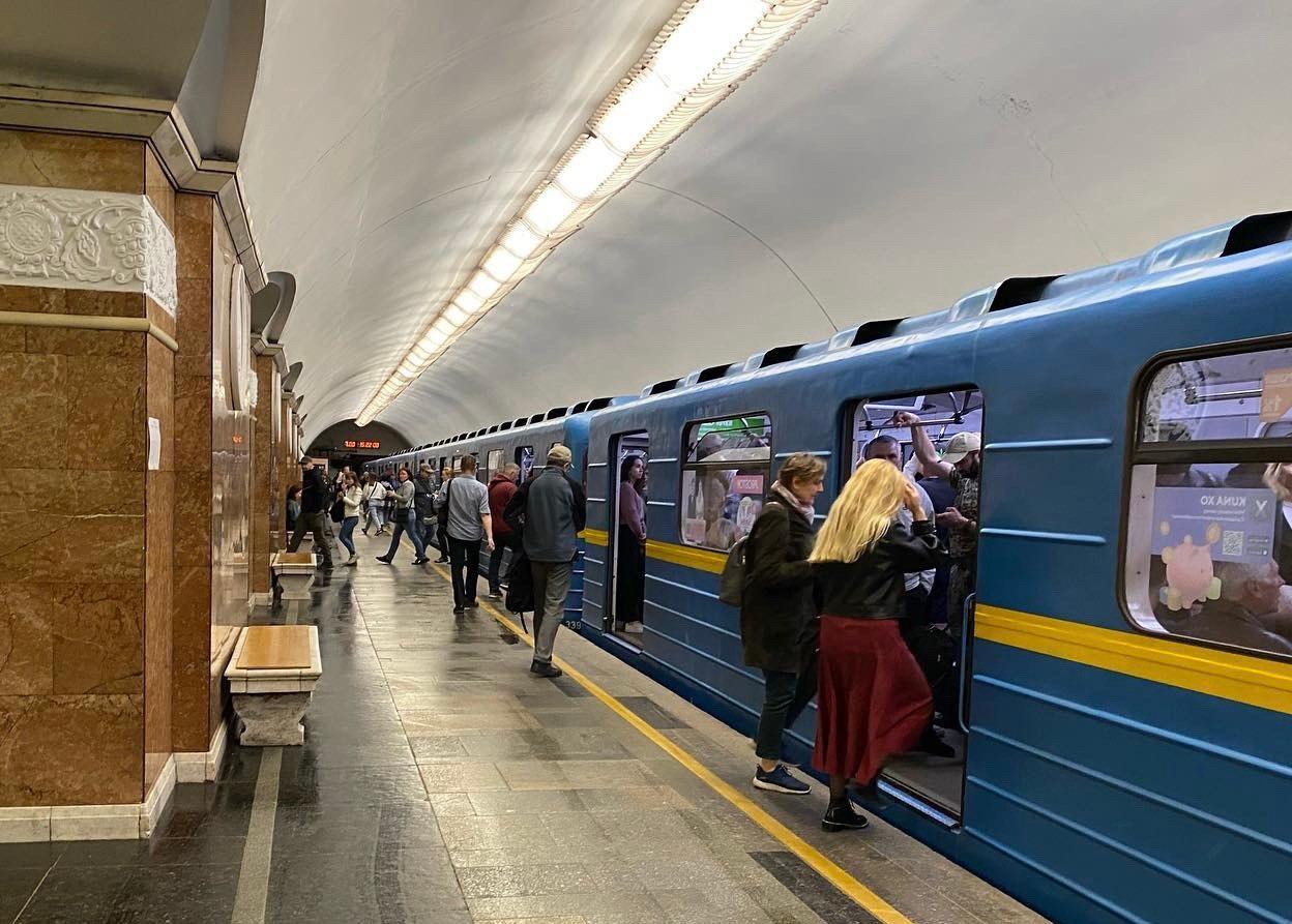 Київське метро під час блекаутів: які ризики виникають через пошкодження енергетичної інфраструктури