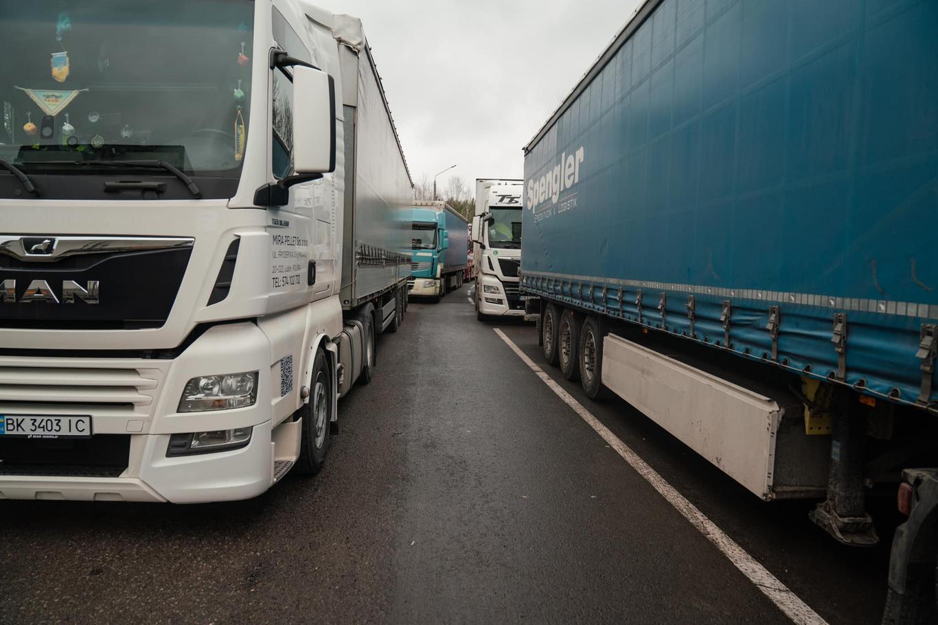 Польща зупинила пропуск українських вантажівок без дозволів