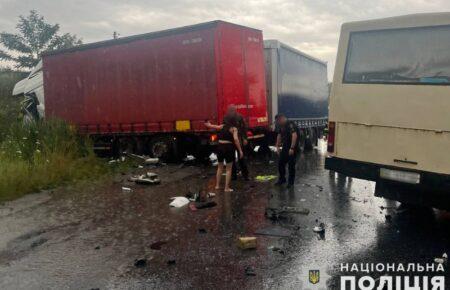 Зіткнення автобуса з вантажівкою на Львівщині: загинули 4 людини