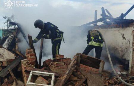 Окупанти обстріляли село на Харківщині, виникла пожежа