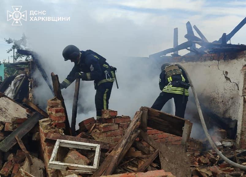 Окупанти обстріляли село на Харківщині, виникла пожежа