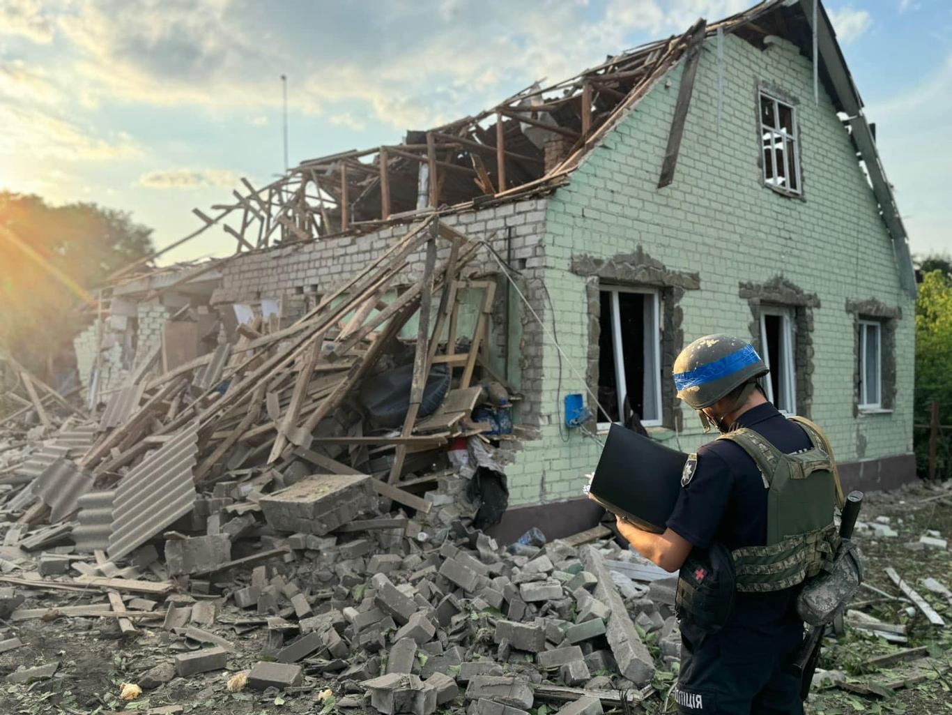 Росіяни скинули авіабомбу на село Москалівка на Харківщині, є загибла