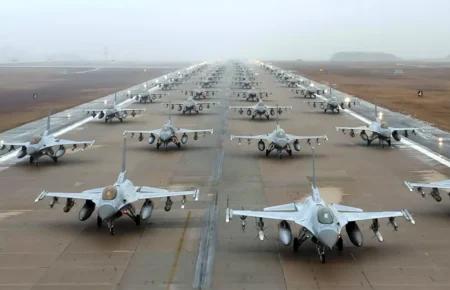 Перша партія F-16 прибула в Україну — Bloomberg