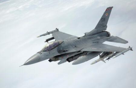 Україна цього року зможе використовувати не більше 10 літаків F-16 — NYT